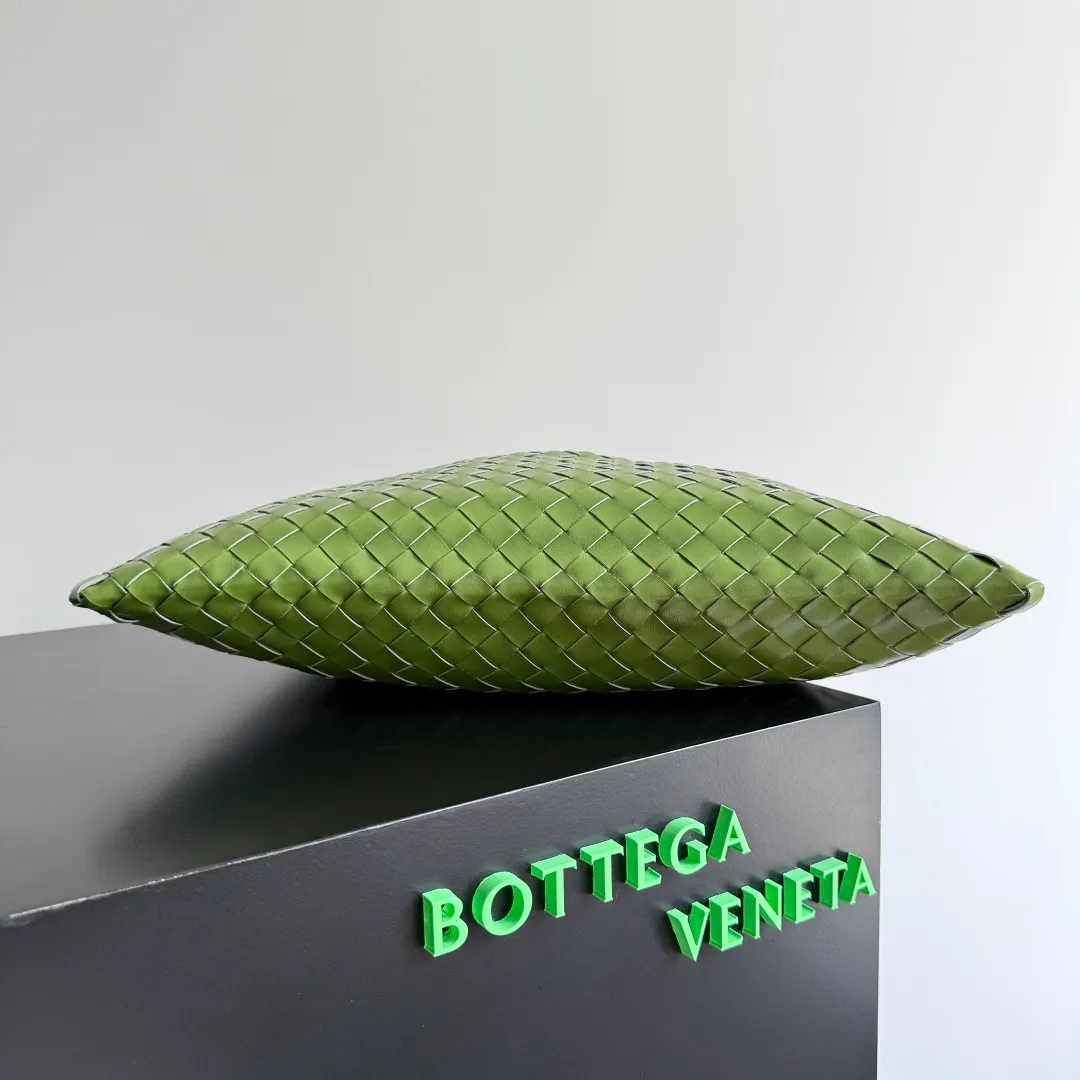Batch 1960 It seems that this bag from BV has been popular recently ~ The new Hop is really not too beautiful. The whole bag has no seams. The bag body and handles are made of one piece of leather. It reflects the style and essence of Bottega Veneta. It truly represents craftsmanship and creativity. The large size has a very loose and lazy upper body. Big bag lovers will definitely not regret buying it. Style number: 796262 Size: 46*21*10cm